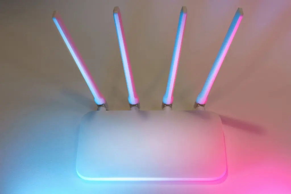 Vit wifi-router med fyra antenner på ett bord, utrustningen som ska lämnas tillbaka när du byter bredbandsleverantör