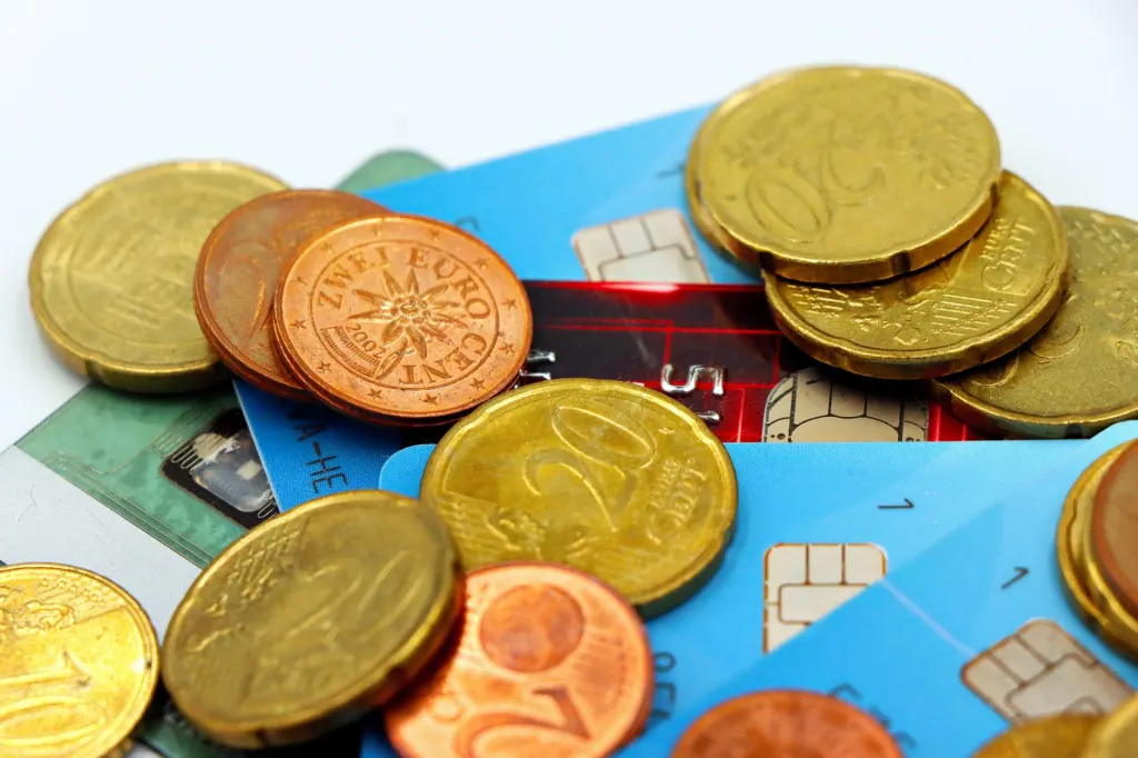 Euromynt utspridda över betalkort, symbol för kortköp och valutaväxling utomlands