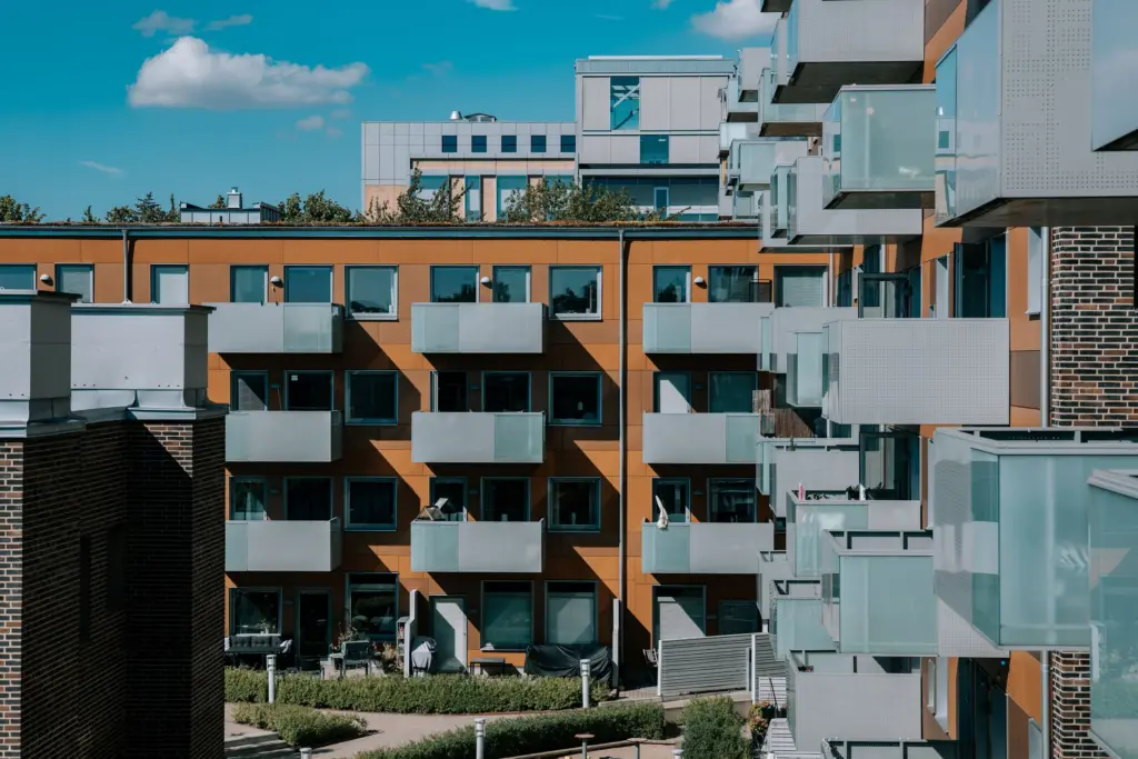 Moderna lägenhetshus med balkonger i Lund en solig dag, bostäder där bolånet kostar olika mycket i månaden beroende på lån och belåningsgrad